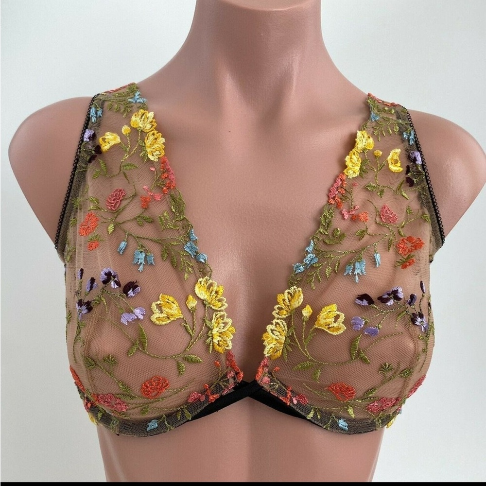 New Victoria Secret unlined plunge bra size 32DD